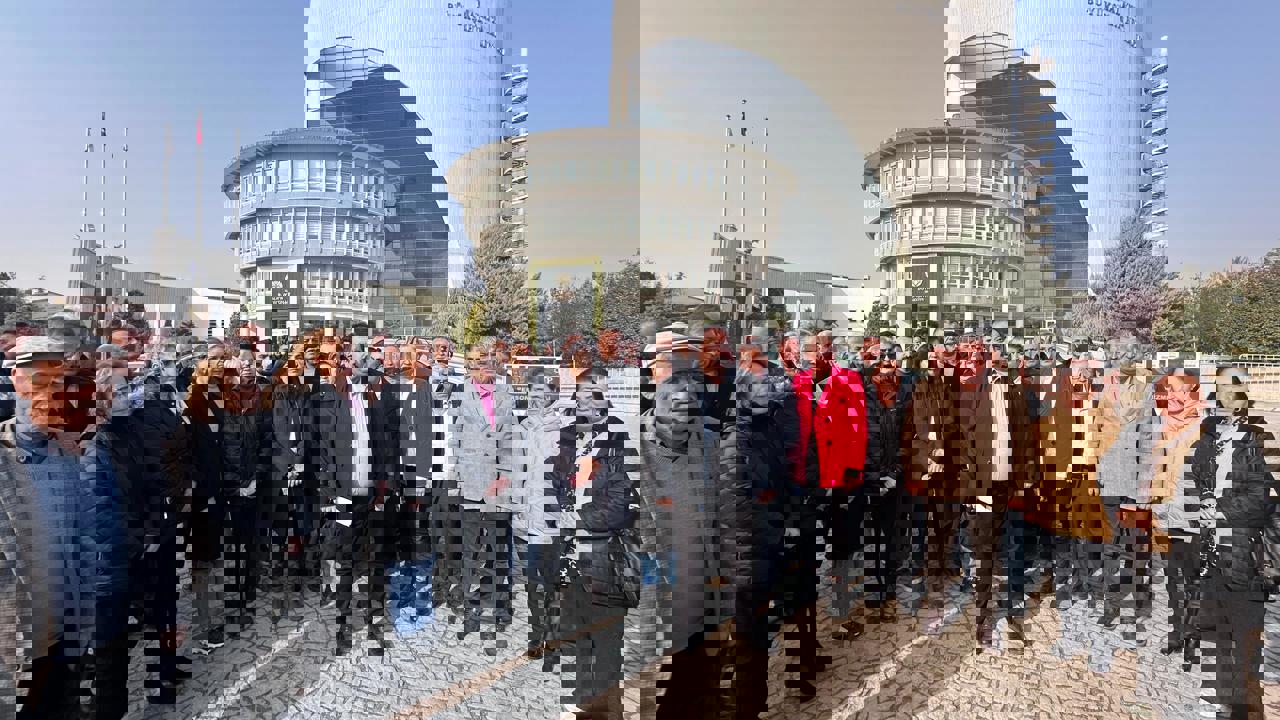 CHP’den Büyükşehir Belediyesi Önünde Kütüphane Açıklaması