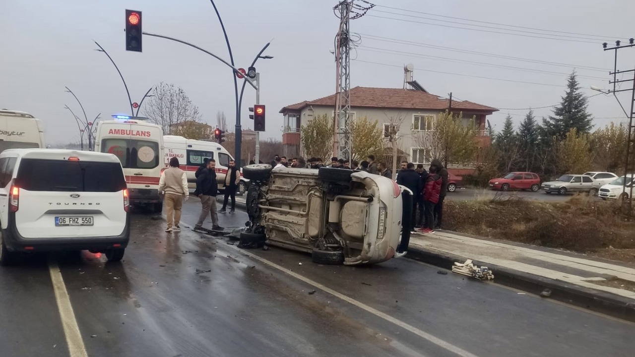 Topsöğüt’te Zincirleme Kaza; 5 Yaralı