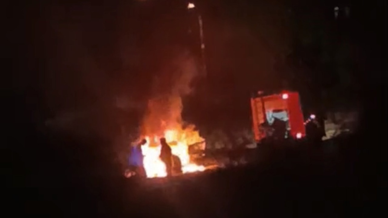 Kaynarca Mahallesinde Park Halindeki Araç Alevlere Teslim Oldu