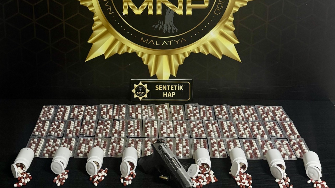 Sokak Satıcılarına Yönelik Operasyonda Sentetik Ecza ve Tabanca Ele Geçirildi