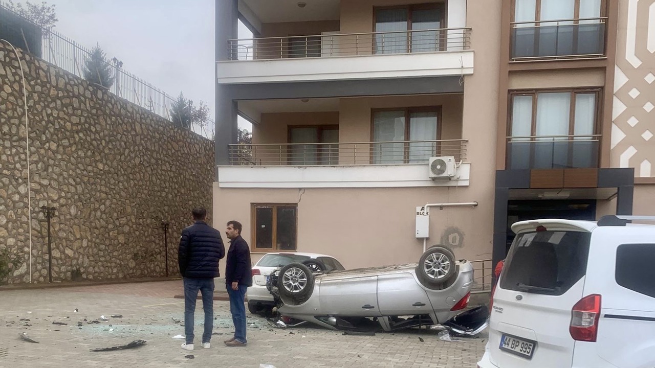 Geri Vites Yerine İleriye Alınca Otomobil Aşağıya Düştü