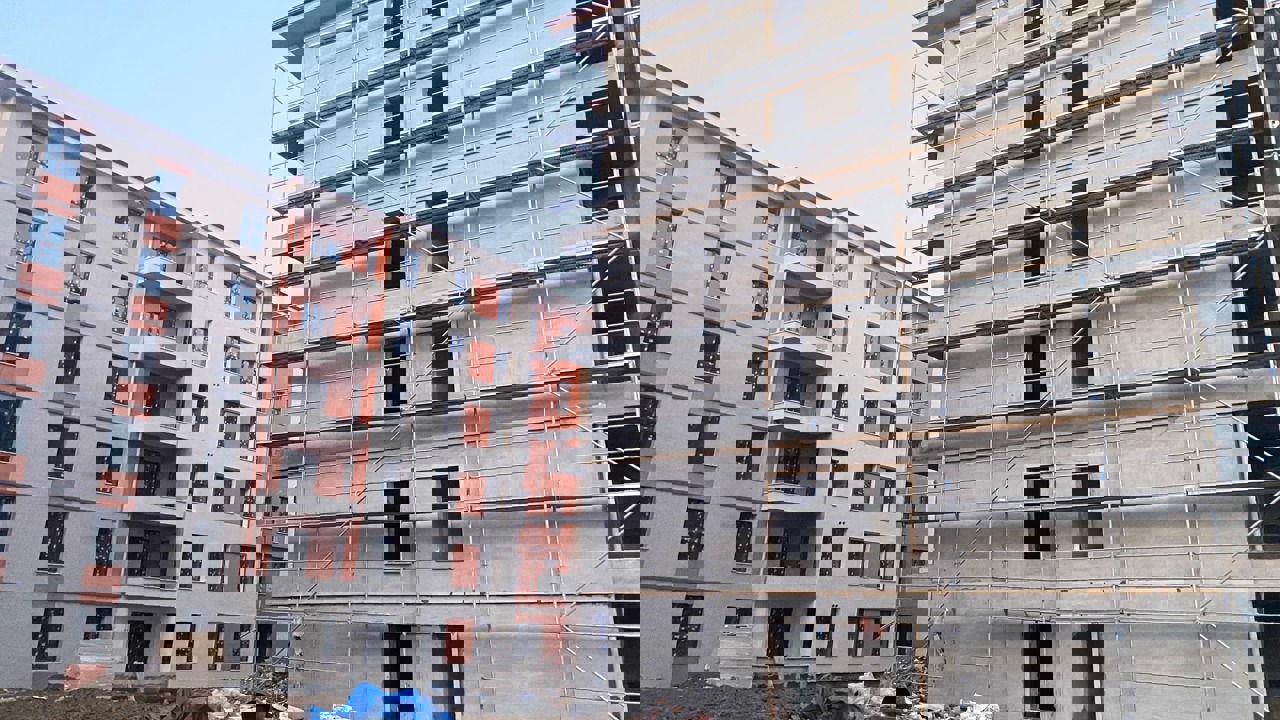 TOKİ Şantiyesinde İşçi Yüksekten Düşerek Yaralandı