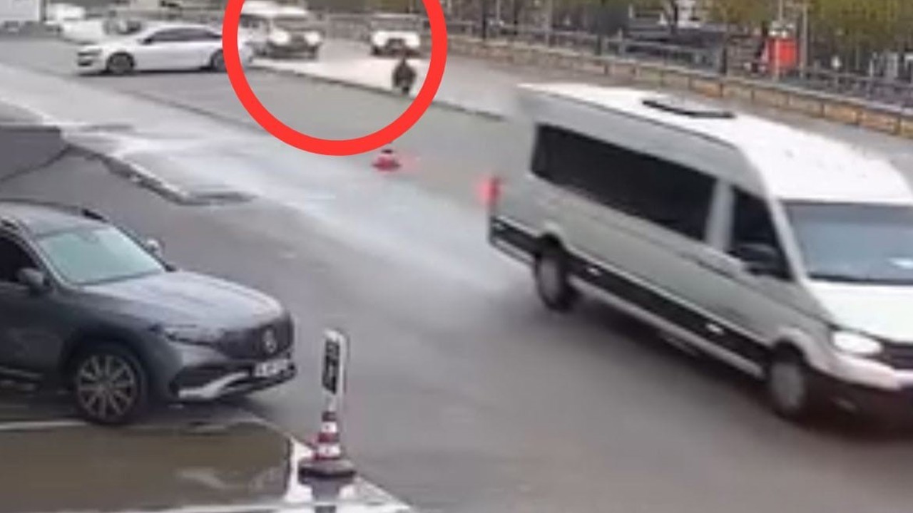 Yayaların ölümden döndüğü anlar kamerada
