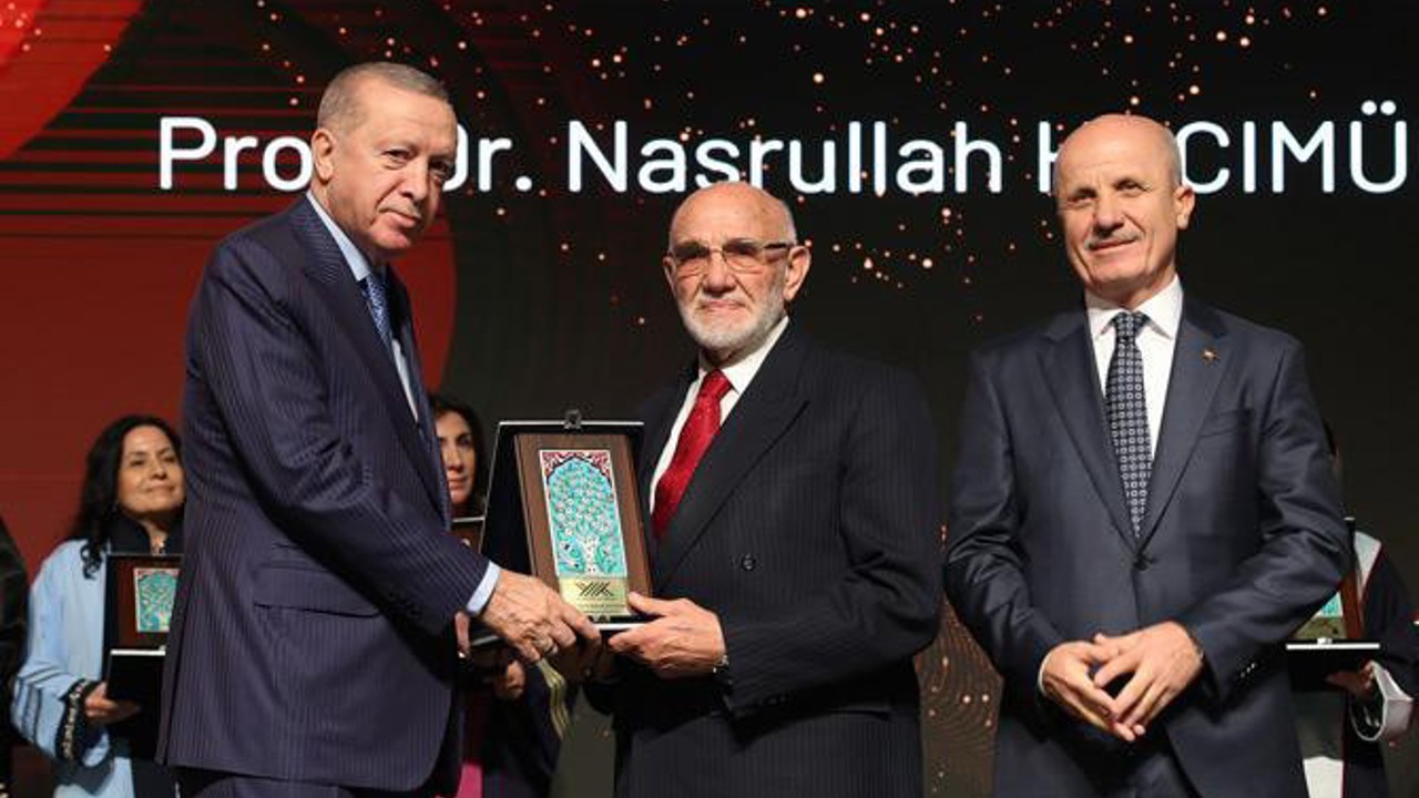 Prof. Dr. Nasrullah Hacımüftüoğlu’na özel ödül
