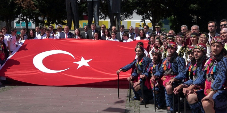 19 Mayıs kutlamalarında birlik ve beraberlik pozu