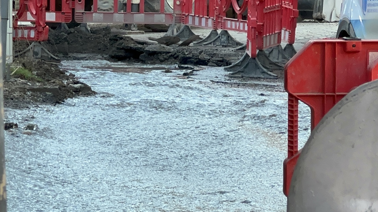 Hacı Abdi Mahallesi’nde yürütülen altyapı çalışması sırasında içme suyu hattının