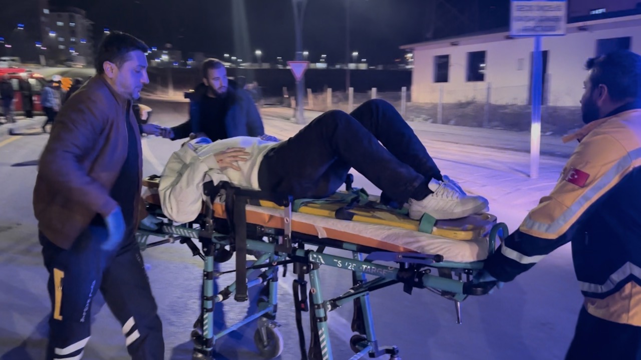 Hanımınçiftliği Mahallesi’nde İki Otomobil Çarpıştı: 3 Yaralı