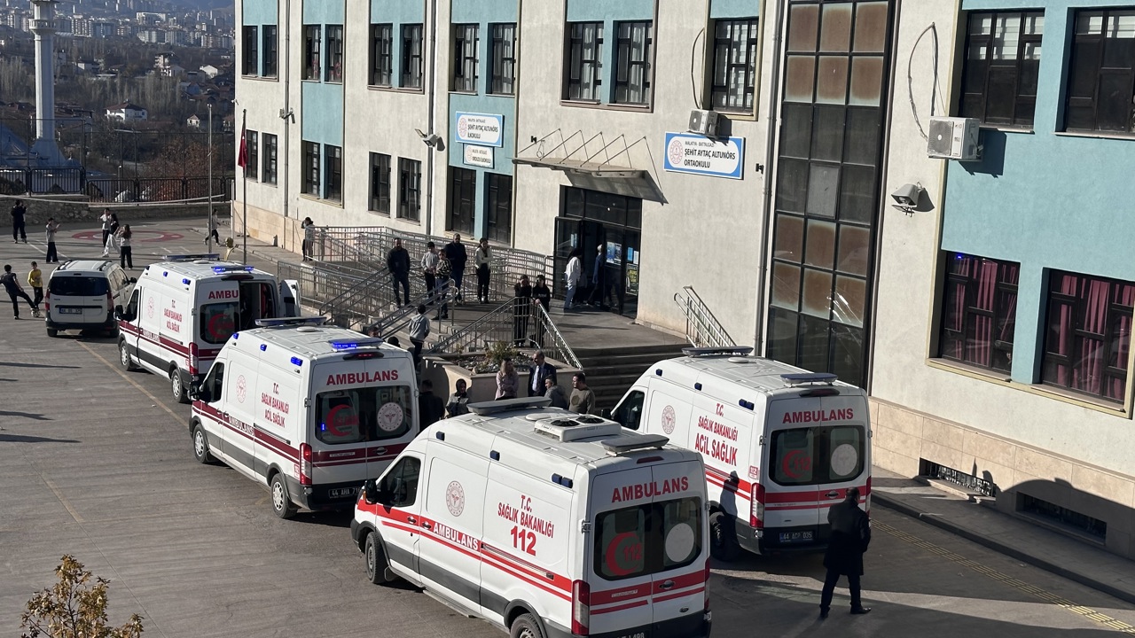 Okulda gıda zehirlenmesi şüphesi: 10 öğrenci hastaneye kaldırıldı