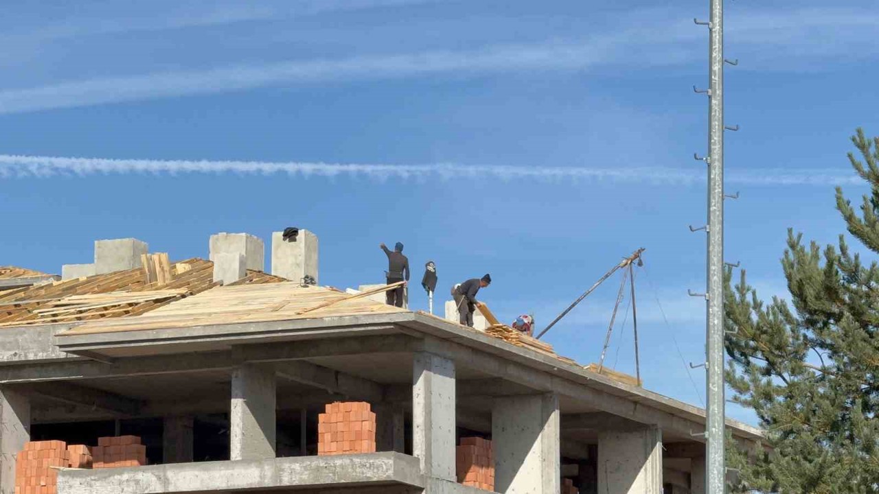 Çatıda tedbirsiz çalışan işçiler yürekleri ağza getirdi: O anlar kameraya yansıdı
