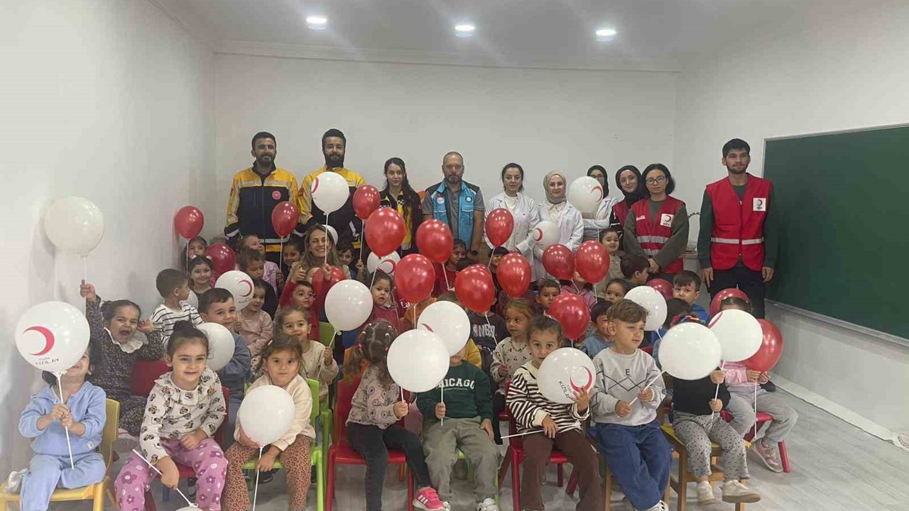 Minik öğrencilere ambulans tanıtımı
