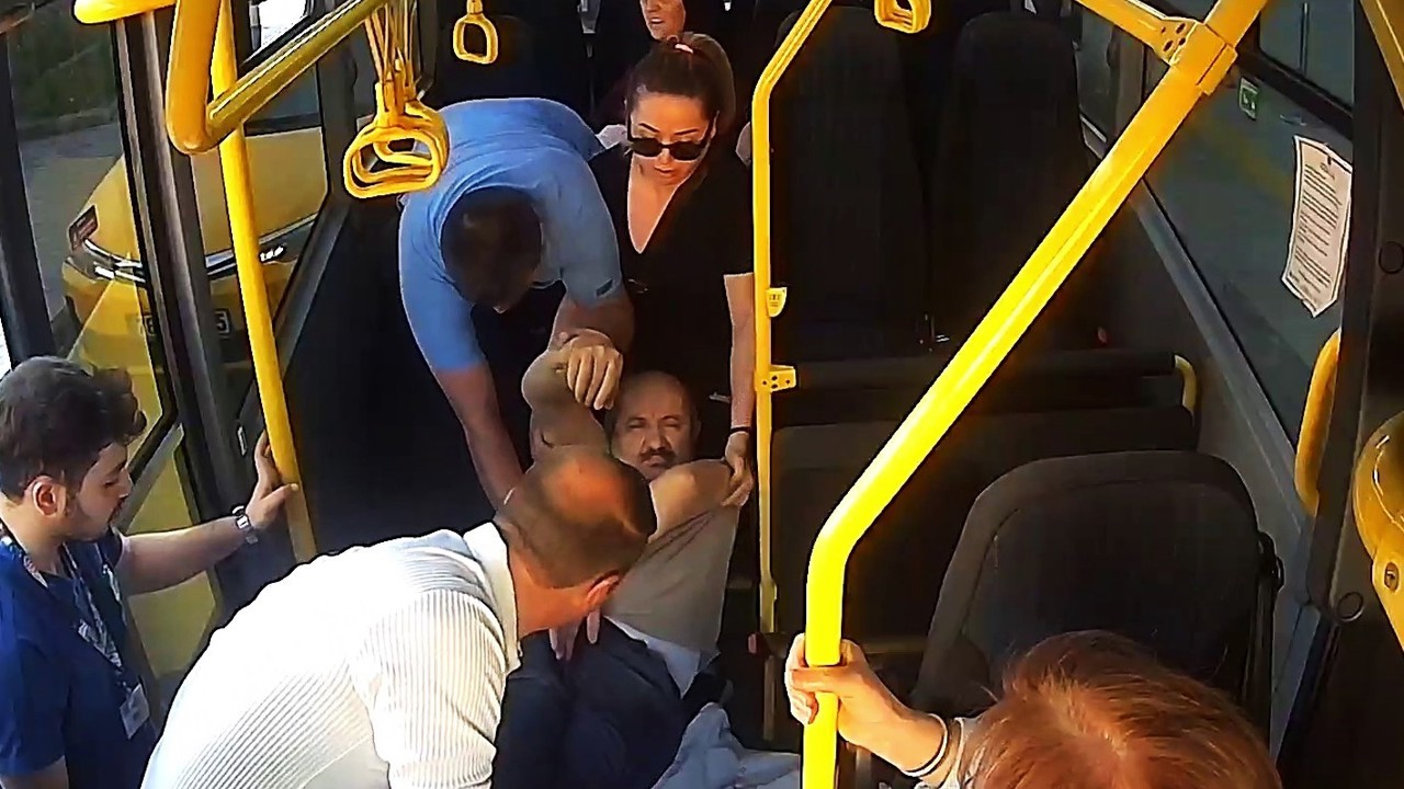 Fenalaşan yolcuyu hastaneye yetiştirdi
