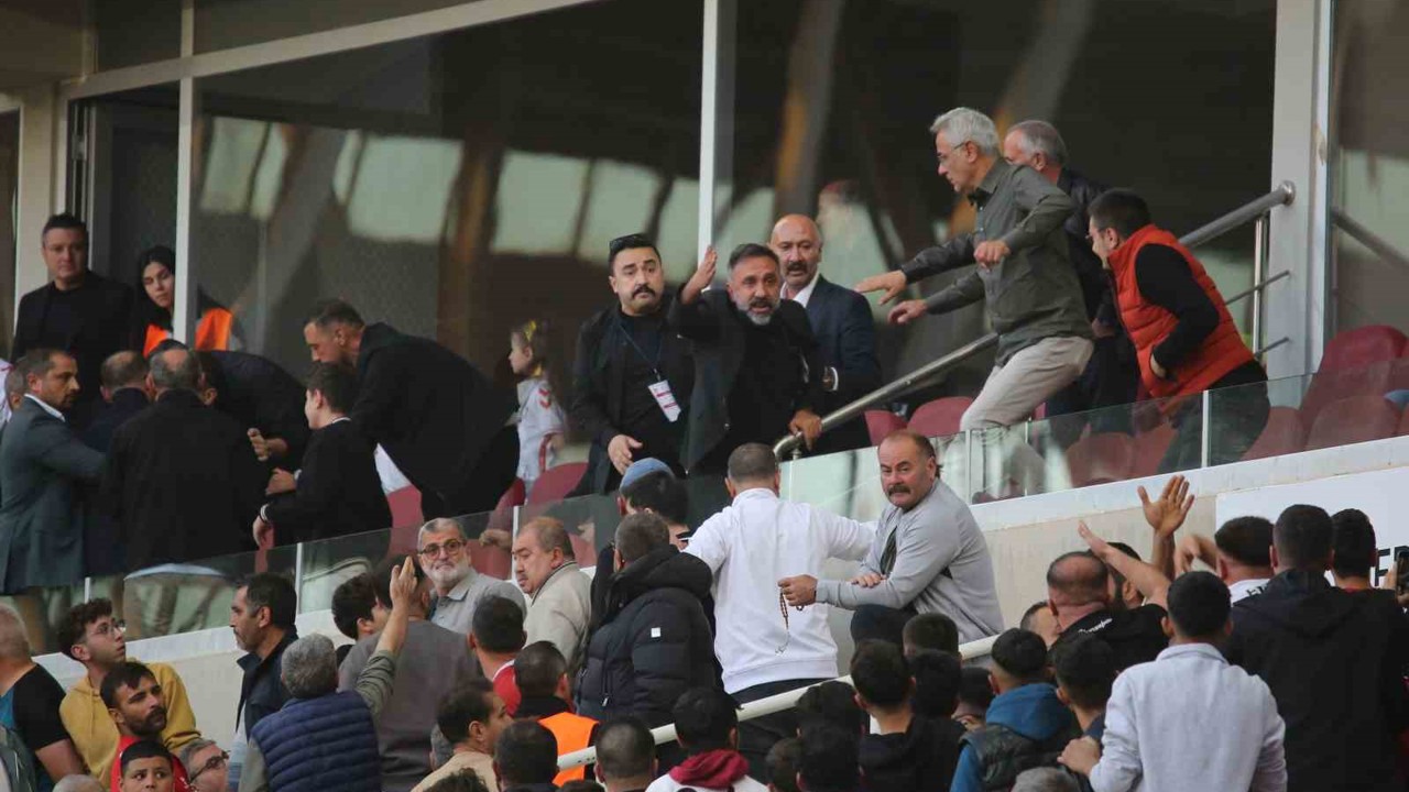 Sivasspor Başkanı Gökhan Karagöl taraftarla tartıştı
