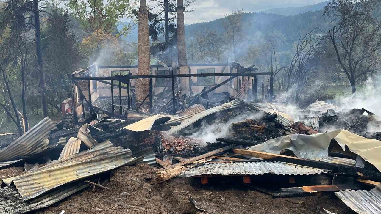 Alevlere teslim olan ahşap ev küle döndü

