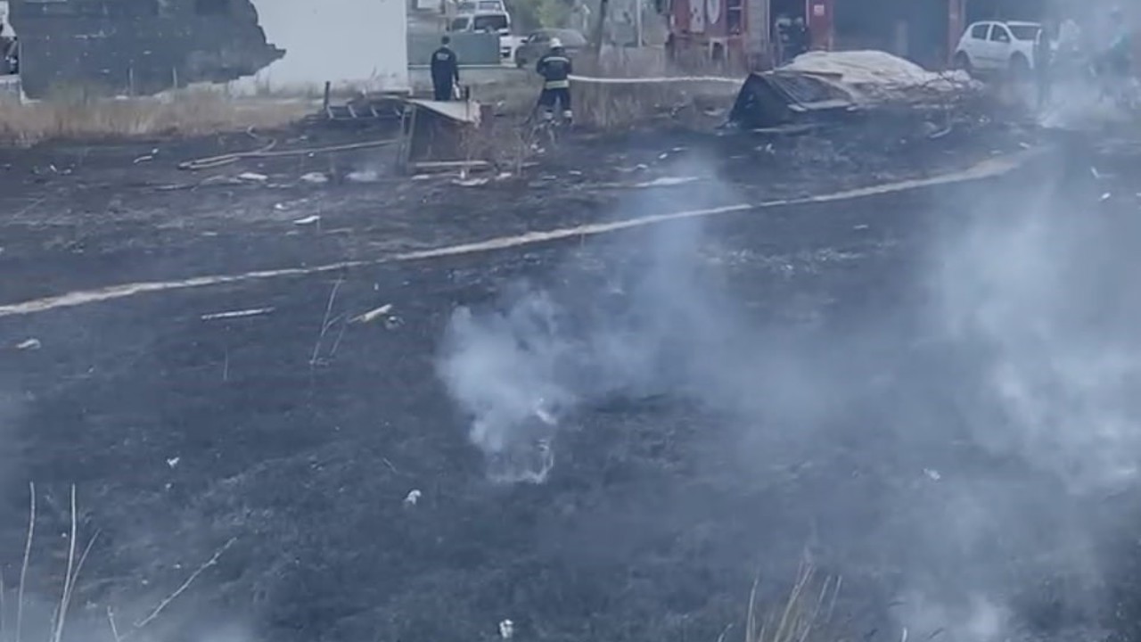 Çocukların yaktığı iddia edilen boş arsayı itfaiye söndürdü
