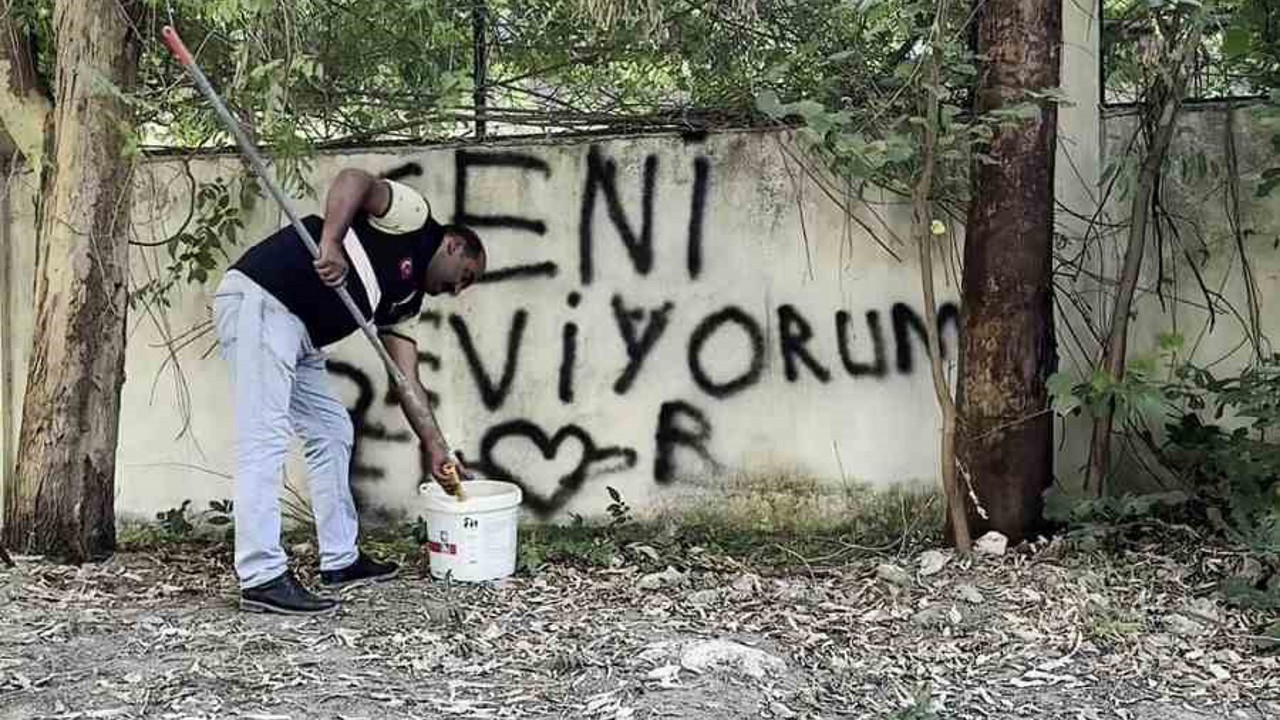Sevdasını duvara yazan vatandaşa, belediye personelinin "Seviyorsan git konuş" mesajı tebessüm ettirdi
