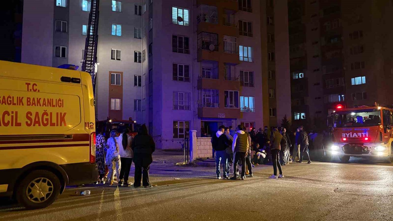 Binanın koridorunda yangın çıktı: Apartman sakinleri sokağa döküldü
