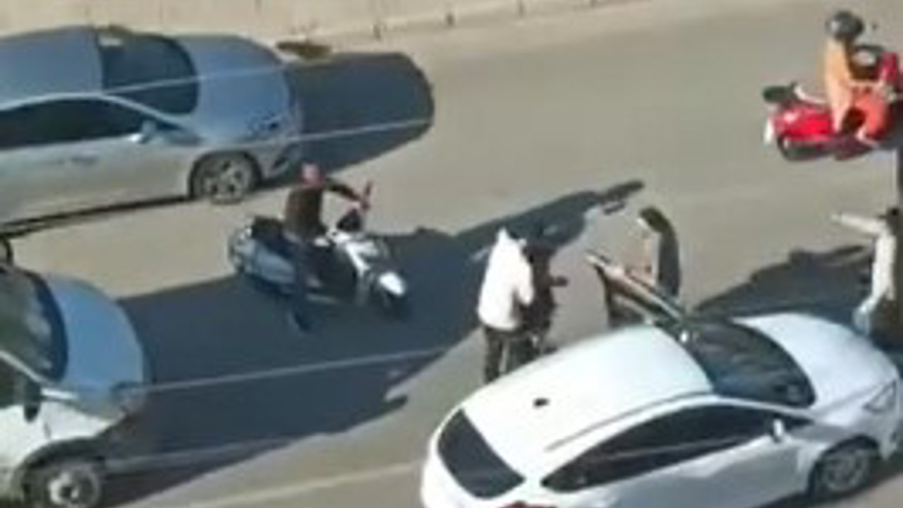 Trafikte yol verme kavgası: Birbirlerine yumrukla saldırdılar, o anlar kamerada
