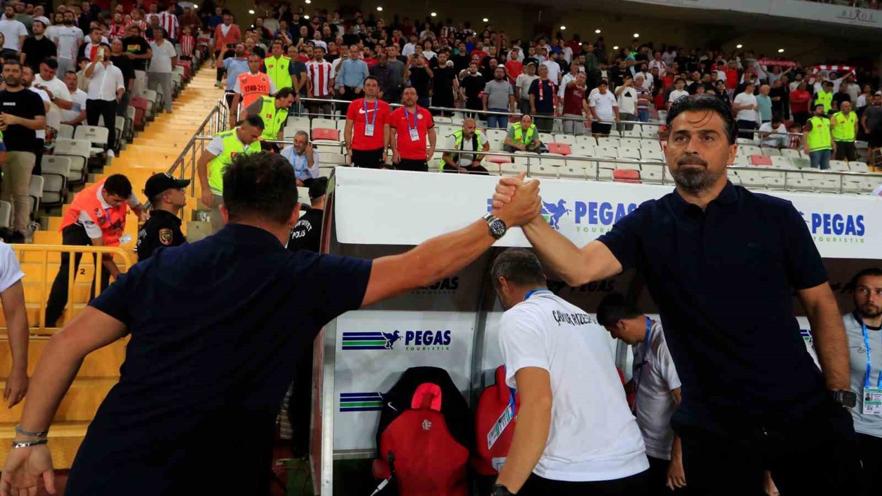 Trendyol Süper Lig: Antalyaspor: 1 - Çaykur Rizespor: 2 (İlk yarı)
