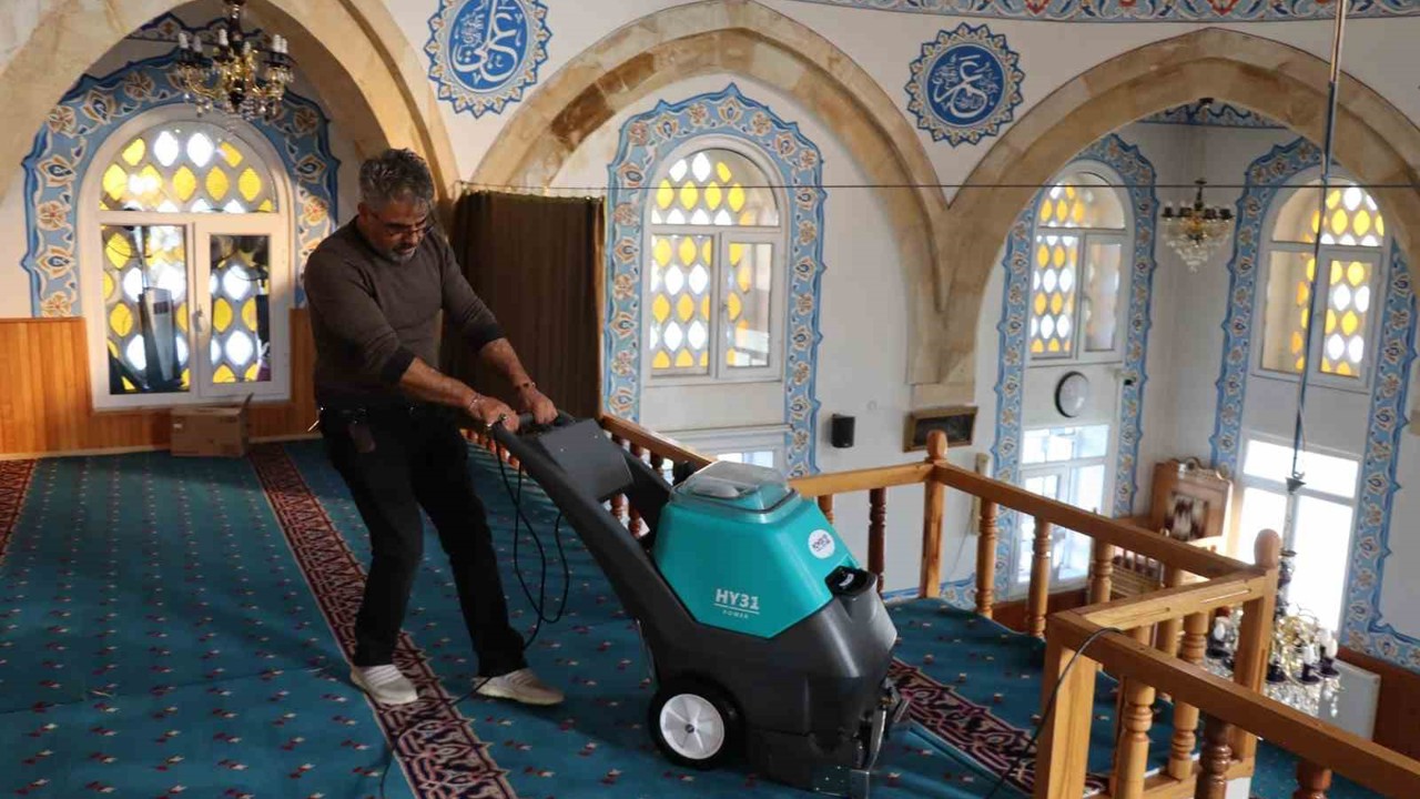 Belediyeden camilere örnek hizmet
