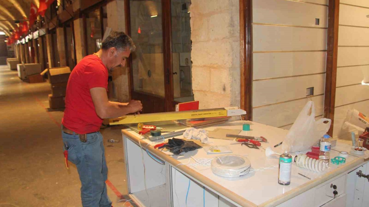 300 yıllık Zincirli Bedesten esnafı iş yerlerine kavuştu
