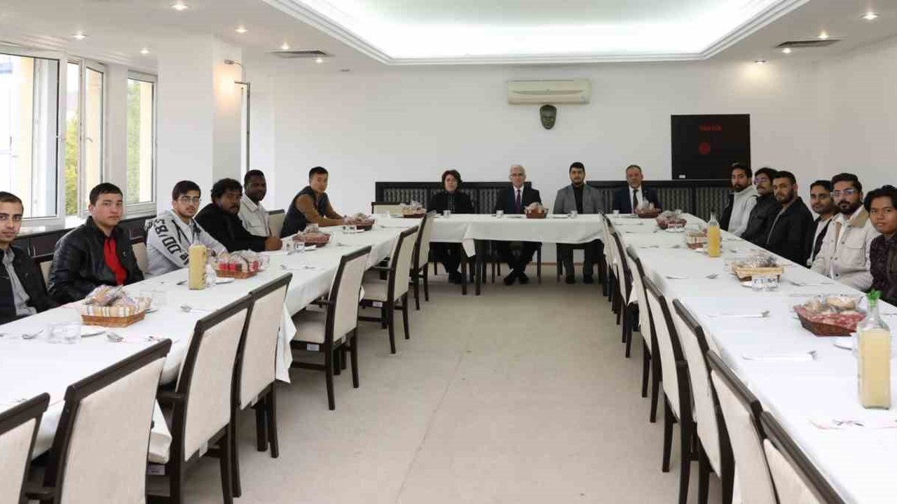 ESOGÜ yönetimi uluslararası öğrencilerle öğle yemeğinde bir araya geldi
