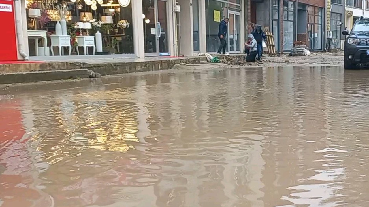 Edirne’de cadde ve sokaklar sular altında kaldı, vatandaşlar ellerinde kovalarla su tahliyesi yaptı
