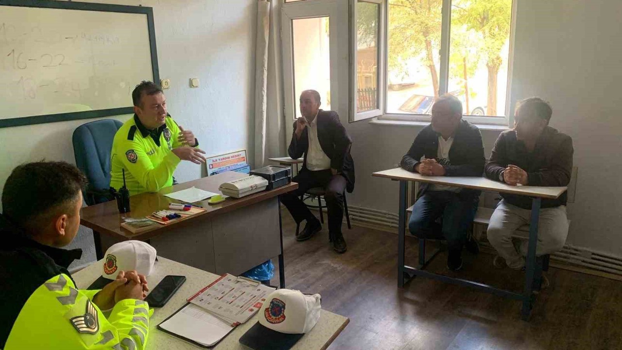 Emet’te okul servis şoförlerine trafik eğitimi
