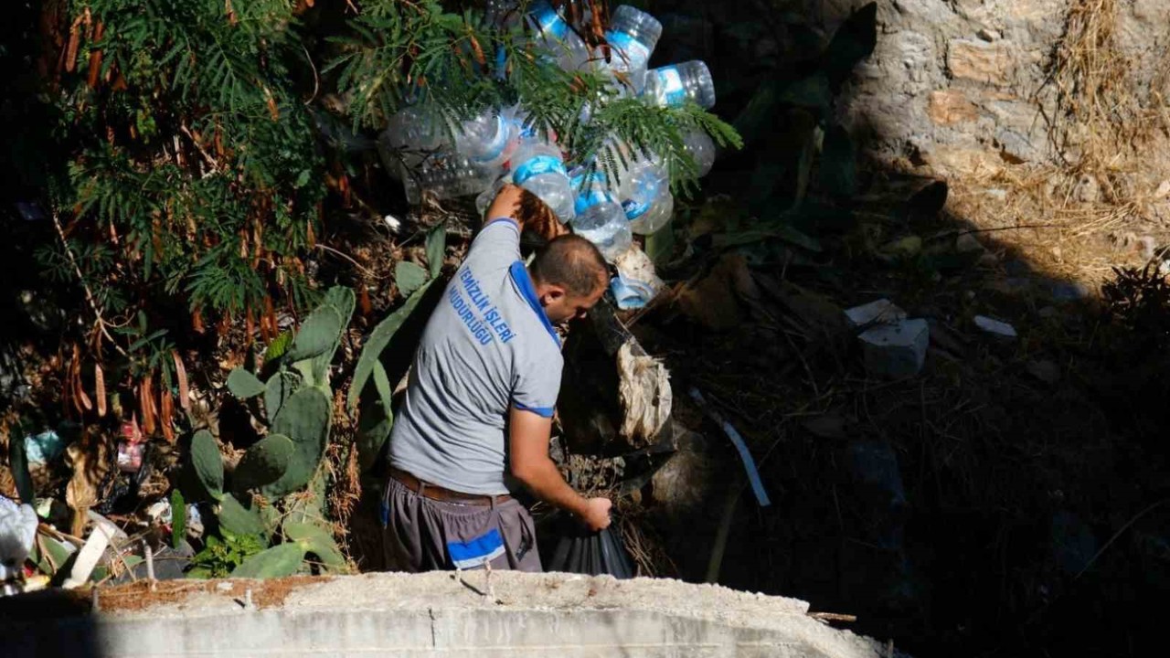 Belediye ekiplerinden derelerde temizlik çalışmaları
