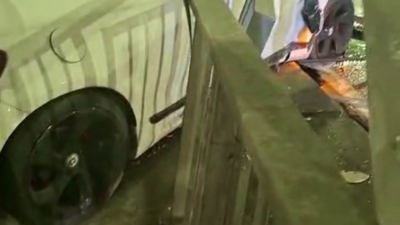 Esenyurt’ta direksiyon hakimiyetini kaybeden sürücü karşı istikamete uçtu: O anlar kamerada
