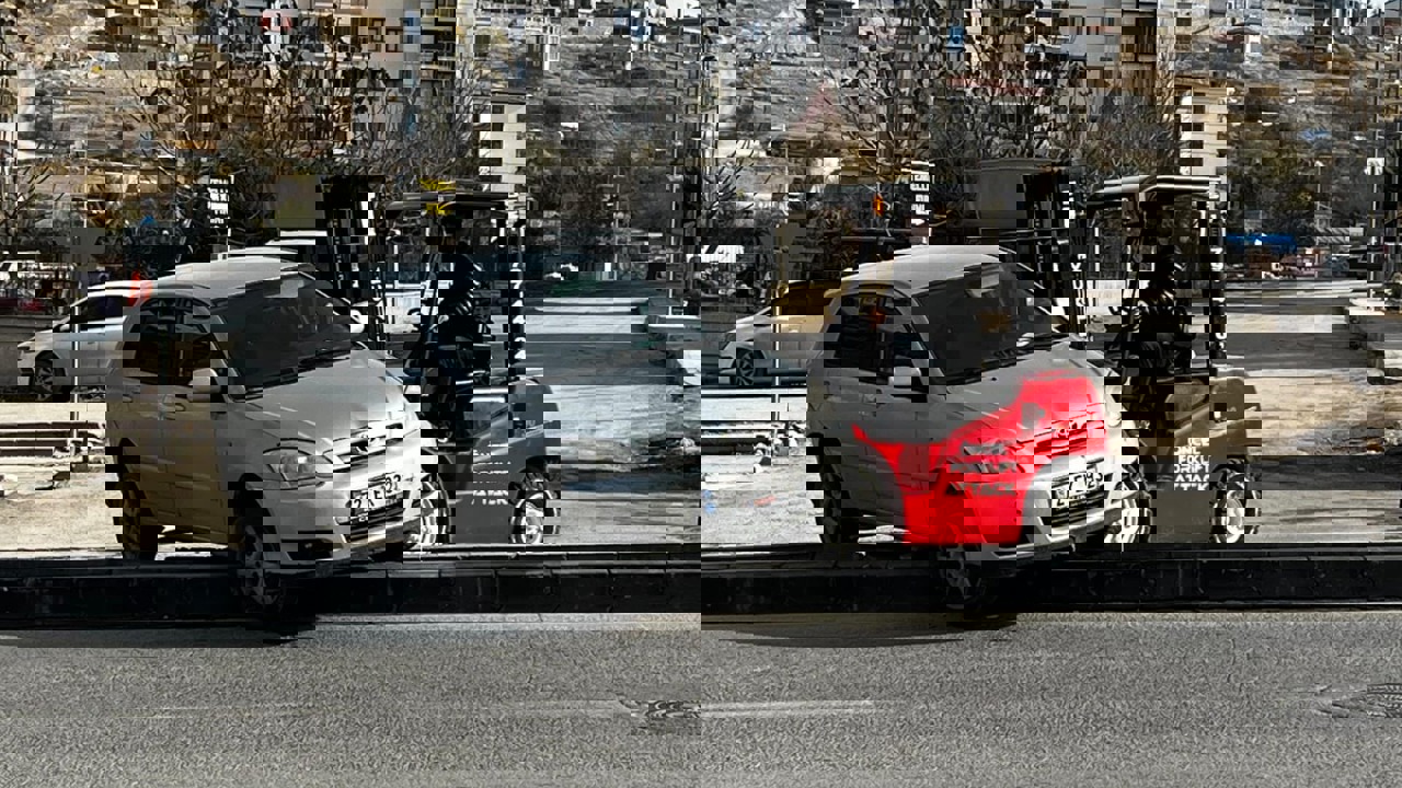 Malatya’da Refüje Çıkan Otomobil Forklift Operasyonu İle İndirildi