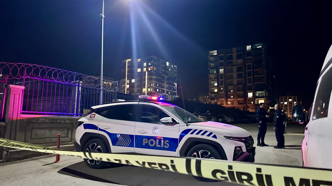 Silahlı saldırı sonrası karakol önünde kan aktı: 2 kişi bıçaklandı