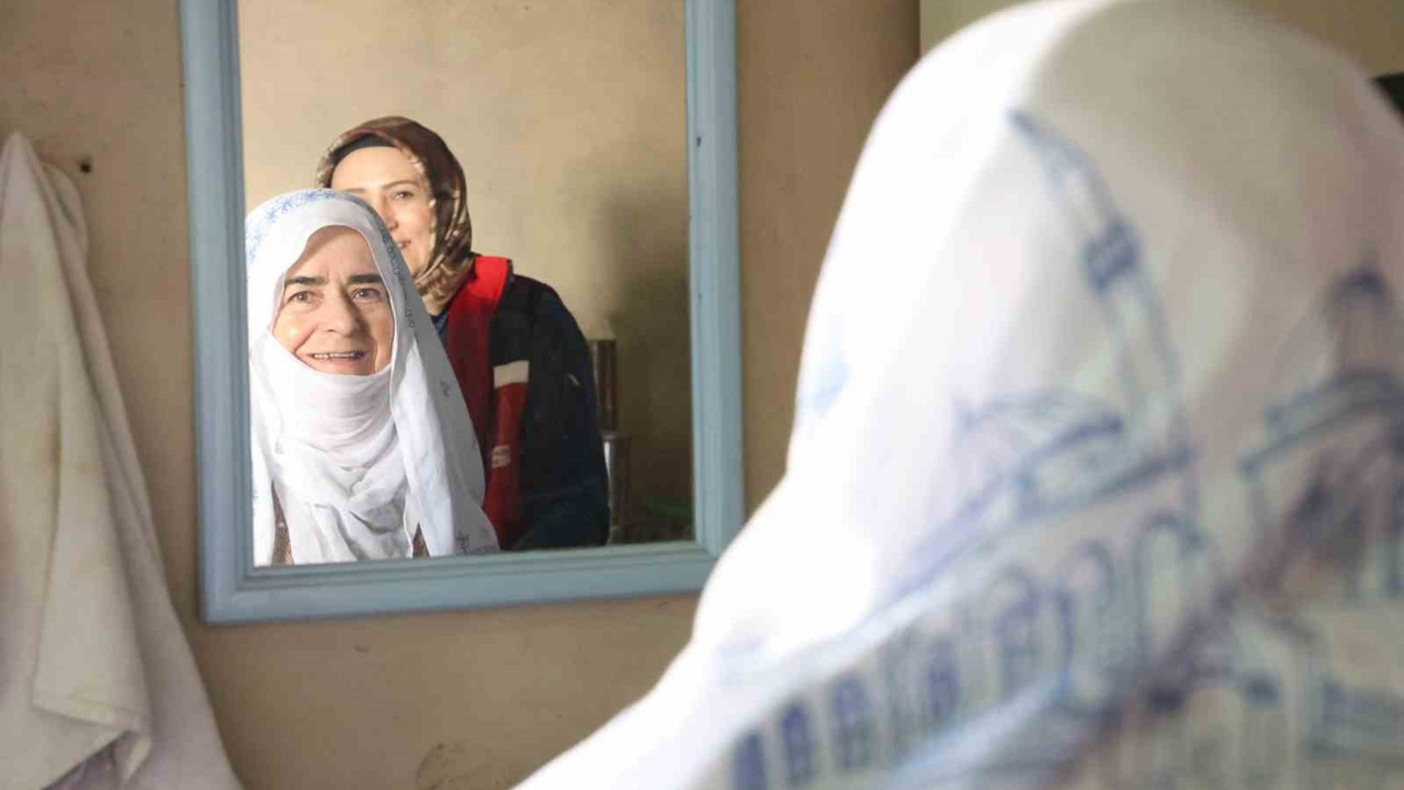 Huzurevi sakini Saadet teyze doğup büyüdüğü evi görünce gözyaşlarını tutamadı
