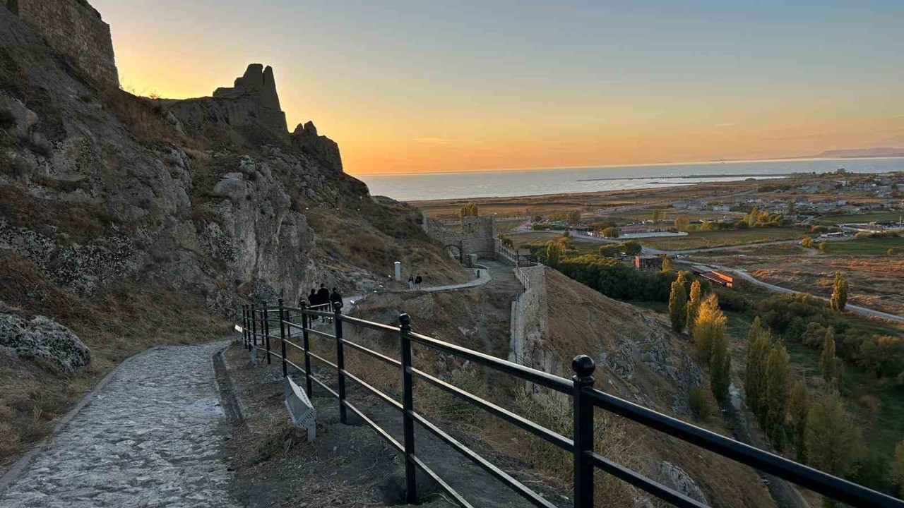 Van Kalesi’nin surlarına korkuluk yapıldı
