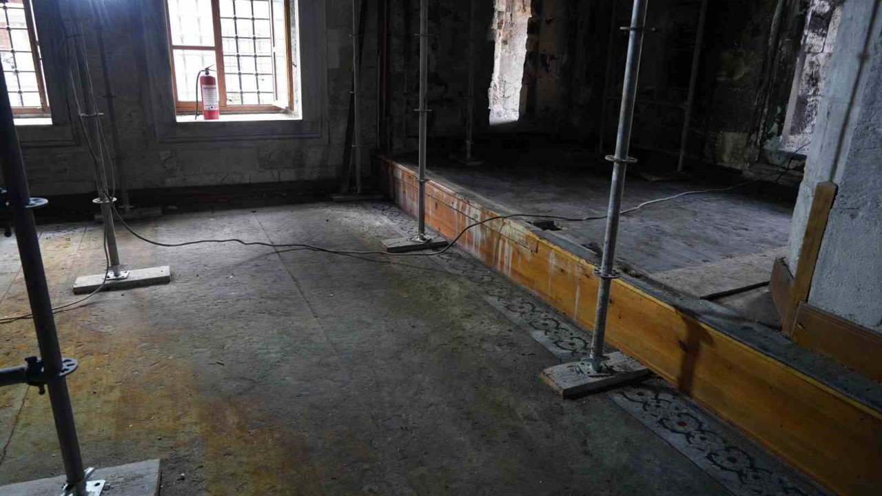 Beyoğlu’nda 439 yıllık Molla Çelebi Camii’ndeki yangın sonrası restorasyon çalışmalarına başlandı
