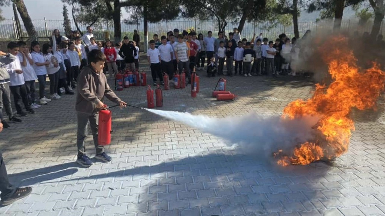 Minik itfaiyeciler yangın güvenliğini öğrendi
