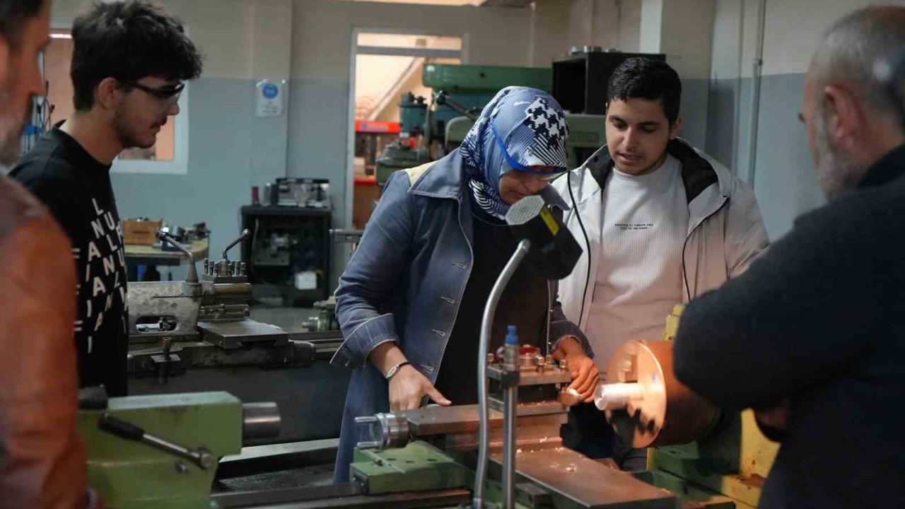 45 yaşında üniversiteye başladı, endüstriyel kalıpçılık bölümünün tek kadın öğrencisi oldu
