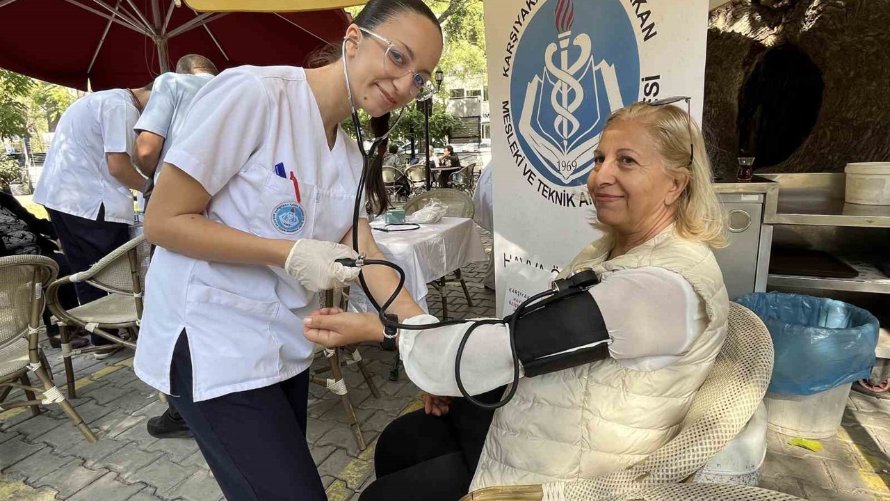 İzmirli lise öğrencilerinden yaşlılara sağlık eli
