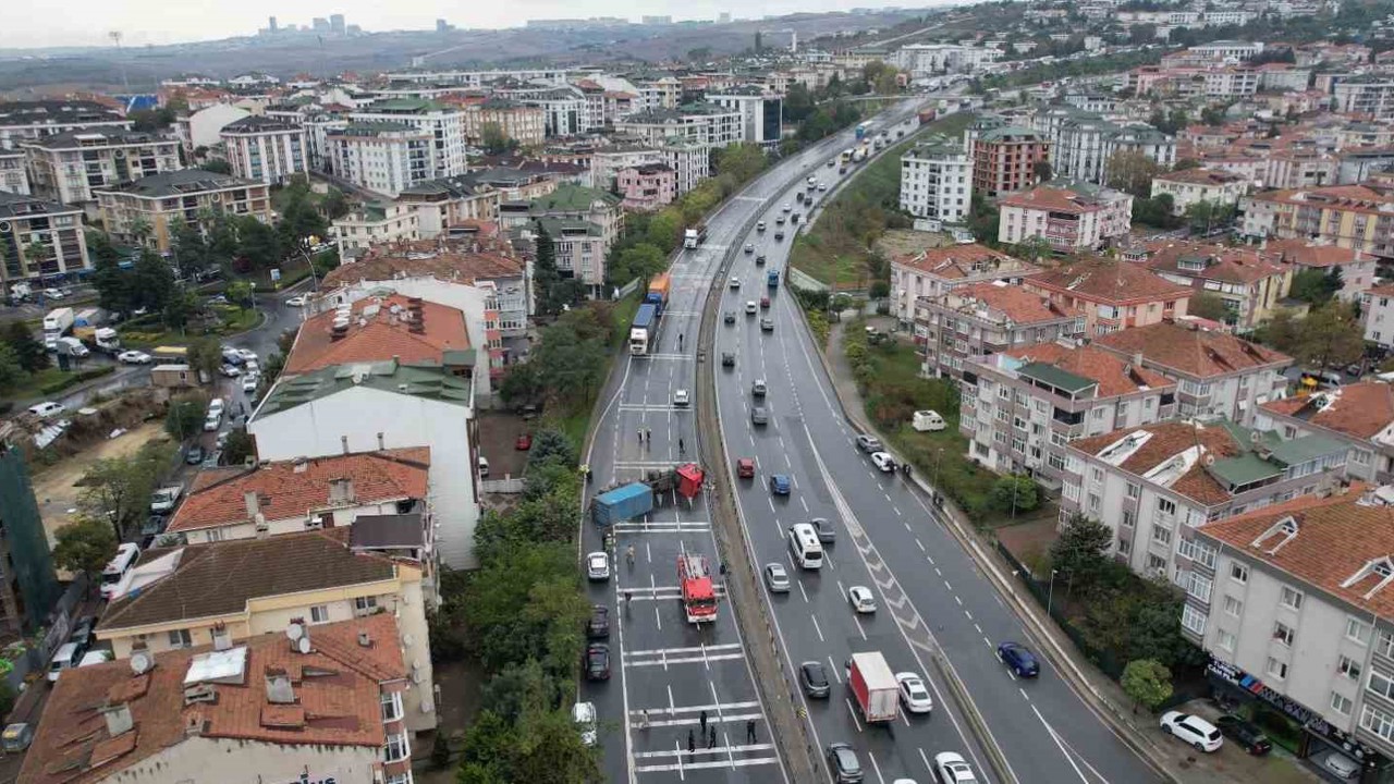 Büyükçekmece E-5’te devrilen tır nedeniyle yol kapandı
