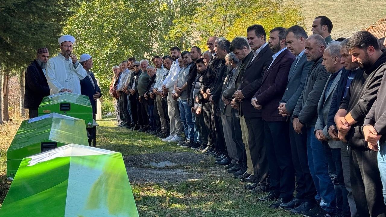 Pazardan mezara: 3 kardeş ve enişteleri yan yana defnedildi
