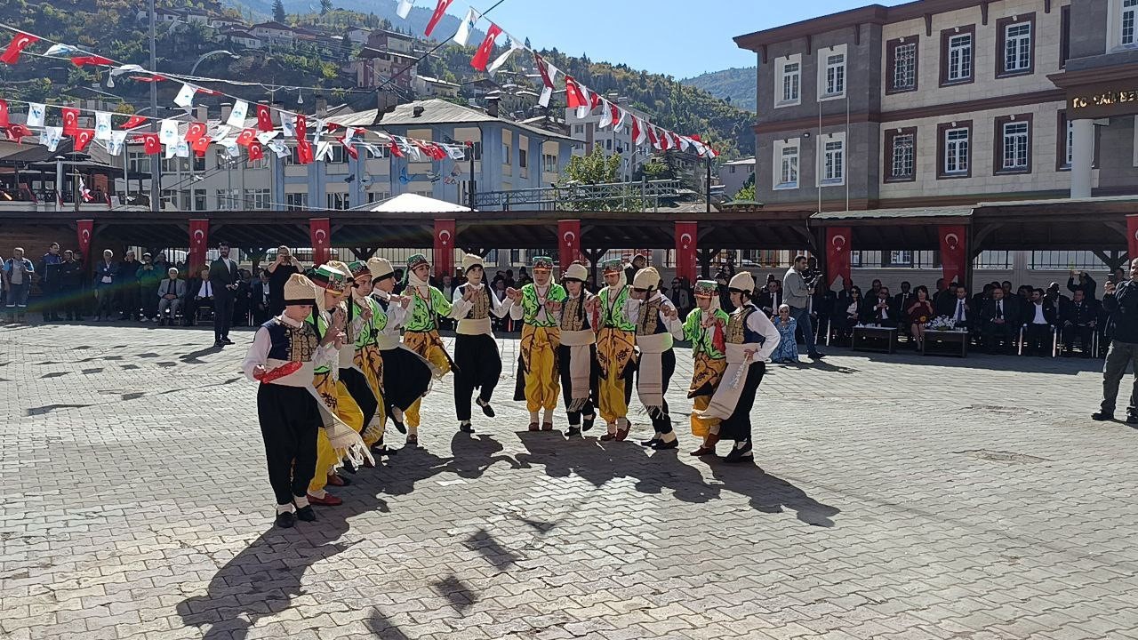 Kırgızistan ve Kazakistanlı sanatçılar Saimbeyli’nin kurtuluş coşkusuna ortak oldu
