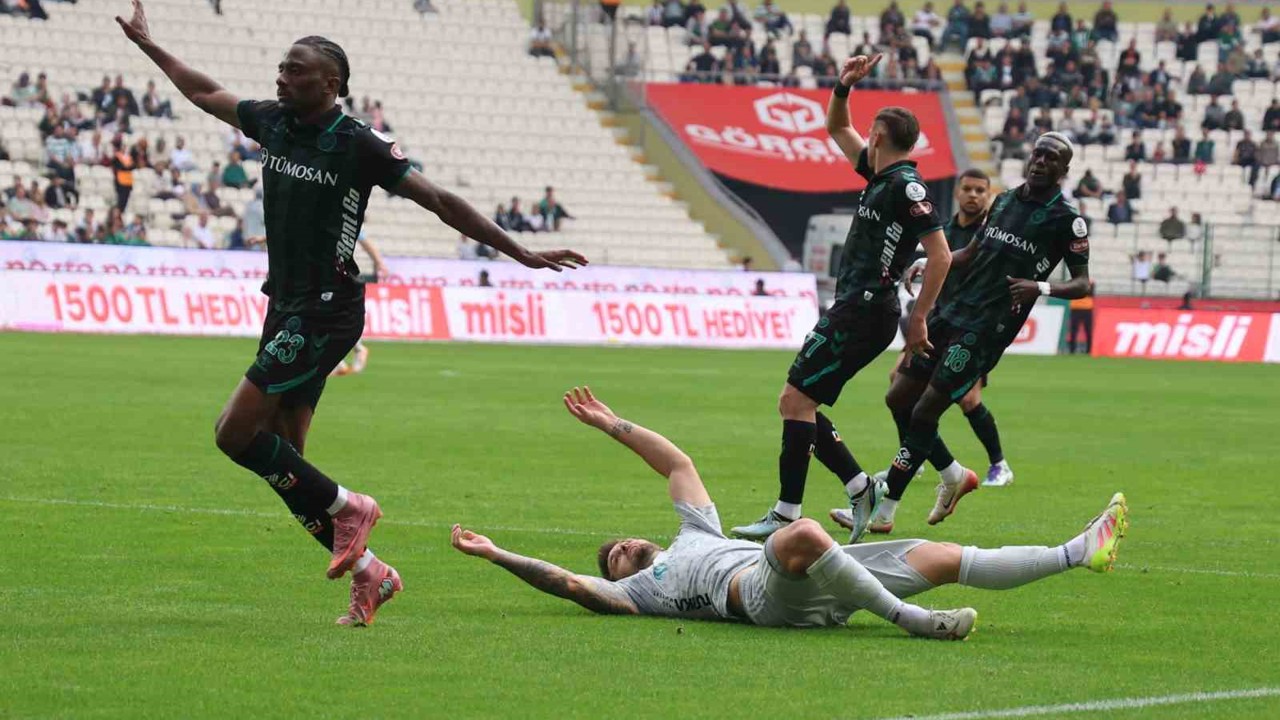Trendyol Süper Lig: Konyaspor: 0 - Kocaelispor: 1 (İlk yarı)
