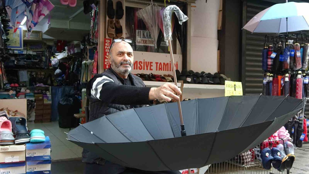 Ne tamir ne satış kaldı: Kocaeli’nin son şemsiye ustası ayakta kalmaya çalışıyor
