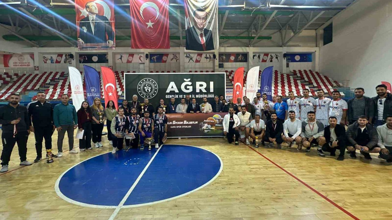 Ağrı’da Kamu Spor Oyunları Finalleri ve "İpucu" tiyatro oyunu ilgi gördü
