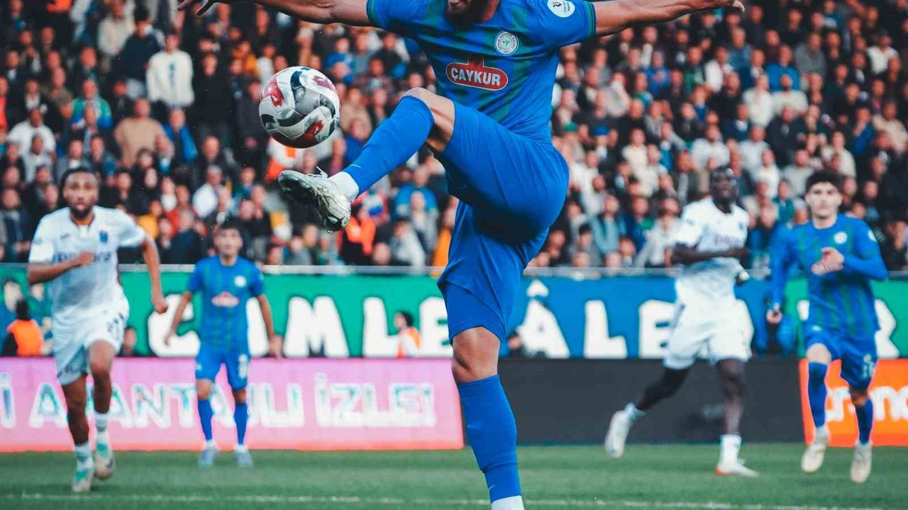 Trendyol Süper Lig: Çaykur Rizespor: 1 - Trabzonspor: 2 (İlk yarı)
