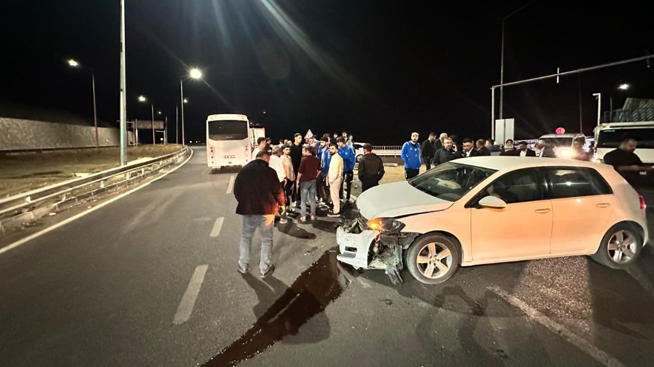 Elazığspor oyuncularını taşıyan otobüs ile otomobil çarpıştı: 1 kişi yaralandı
