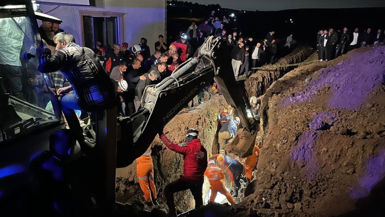 Bursa Büyükşehir’den "göçük" açıklaması: "Hane sakinleri kepçeyle çalışma yaparken meydana gelen göçükte kalan 2 kardeş hayatını kaybetti"
