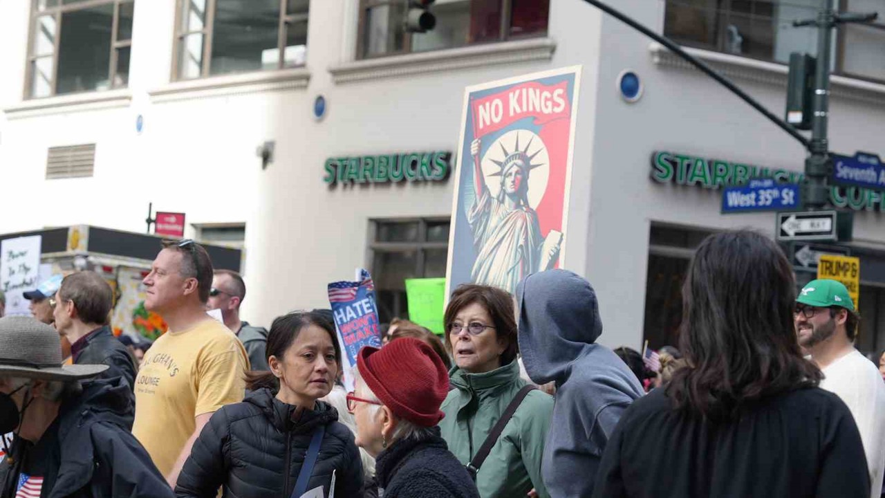New York’ta on binlerce kişi "Krallara Hayır" protestolarında Trump yönetimini eleştirdi
