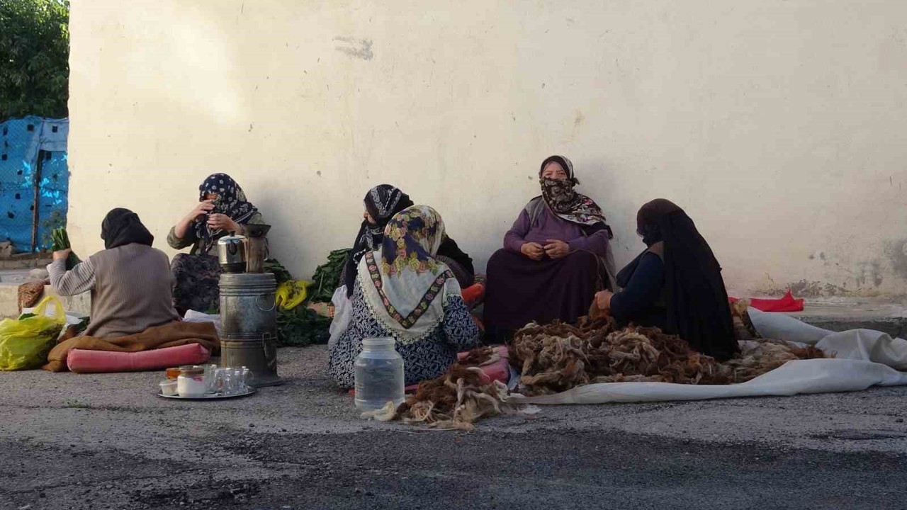 Bayburtlu kadınların komşuluk dayanışması: Kışlık hazırlıklar hep bir elden imece usulüyle yapıldı
