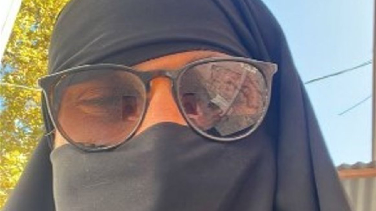 Ankara’da çarşafla gezen erkek şahıs gözaltına alındı
