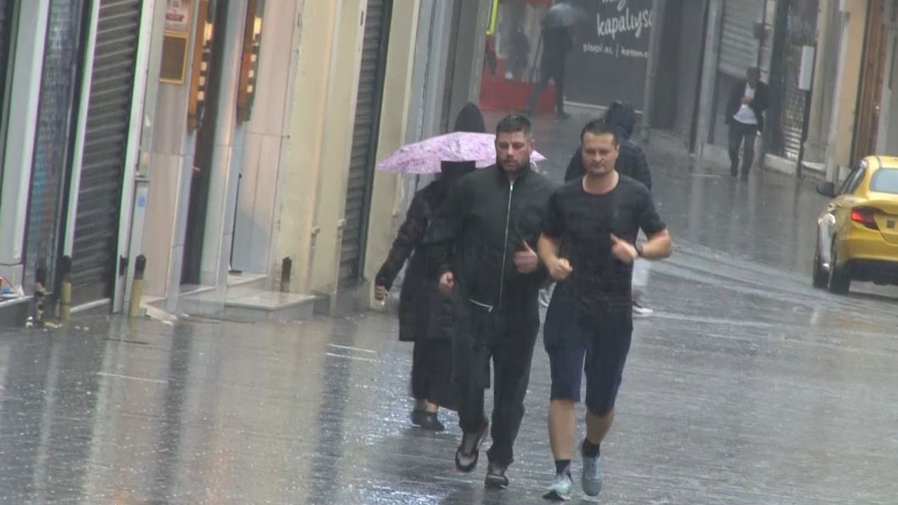 Taksim’de etkili olan sağanak yağış vatandaş ve turistlere zor anlar yaşattı
